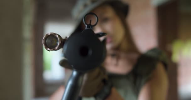 Mujer Hermosa Soldado Confiado Serio Sosteniendo Rifle Francotirador Soldado Ucraniano — Vídeo de stock