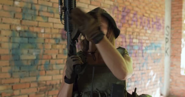 Şapkalı Kendine Güvenen Güzel Bir Kadın Silah Dolduruyor Yavaş Çekimde — Stok video