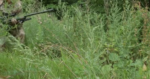Жінка Солдат Йде Зеленому Лісі Вона Забирає Ціль Від Штурмової — стокове відео