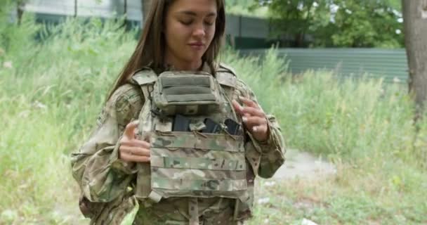 Giovane Bella Ragazza Sta Prendendo Del Suo Abbigliamento Militare Dopo — Video Stock