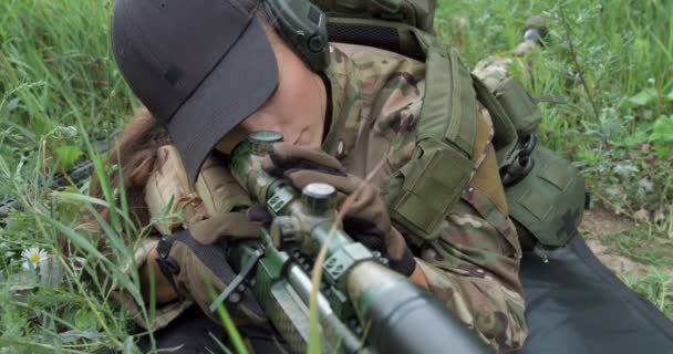確信のある勇敢な女性狙撃手がスコープを調整します 特殊作戦だ スローモーション少女は銃を準備して敵を撃ち殺す — ストック動画