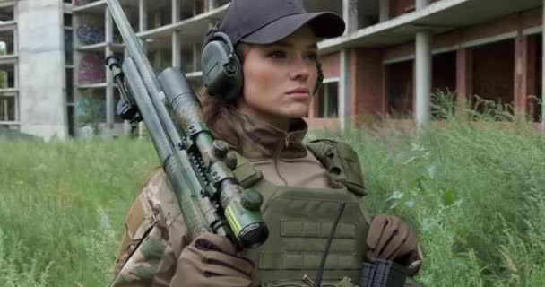 Joven Mujer Seria Confiada Uniforme Militar Armada Con Rifle Mirando — Vídeo de stock