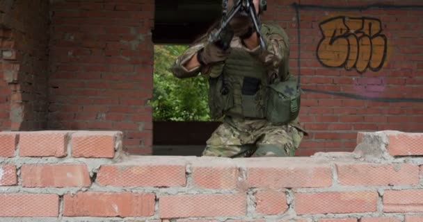 Жіночий Військовий Снайпер Камуфляжі Зруйнованій Цегляній Будівлі Вона Бере Ціль — стокове відео