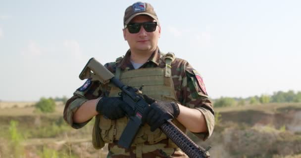 Soldaat Militair Territoriaal Verdedigingsteam Man Gekleed Speciale Kleren Zwarte Bril — Stockvideo