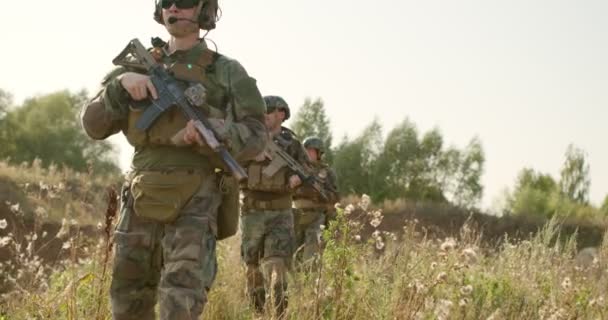 Unga Soldater Håller Vapen Skyddar Område Territorium Slow Motion Specialoperation — Stockvideo