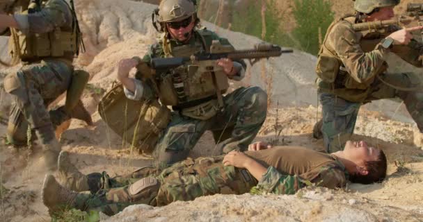 Los Soldados Están Corriendo Para Ayudar Proteger Amigo Dos Hombres — Vídeo de stock