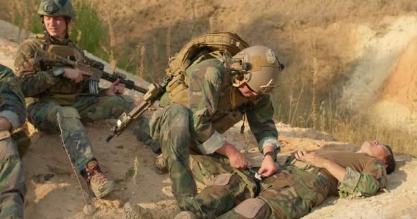 군인은 다리와 이아프게 땅바닥에 심장의 고동을 친구의 맥박을 — 비디오