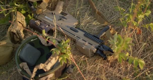 Soldatenklamotten Rollenradios Liegen Herbst Auf Dem Gras Kamerafahrten Militärische Ausrüstung — Stockvideo