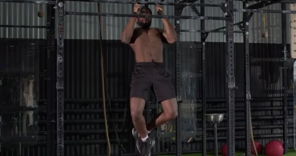 Американська Здорова Людина Бородою Страхом Робить Вправи Pull Bars Bodybuilder — стокове відео