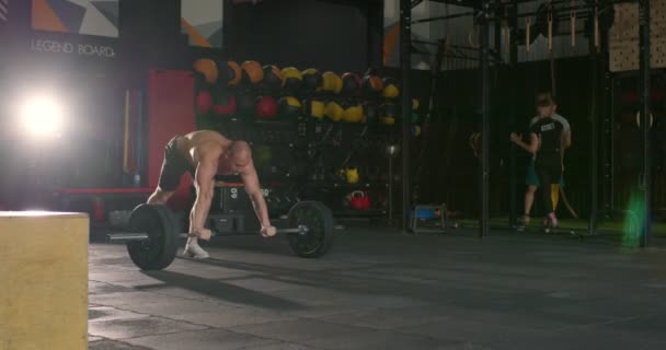 Ung Stark Man Gör Akrobatiska Trick Stunts Muskulös Man Lyfta — Stockvideo