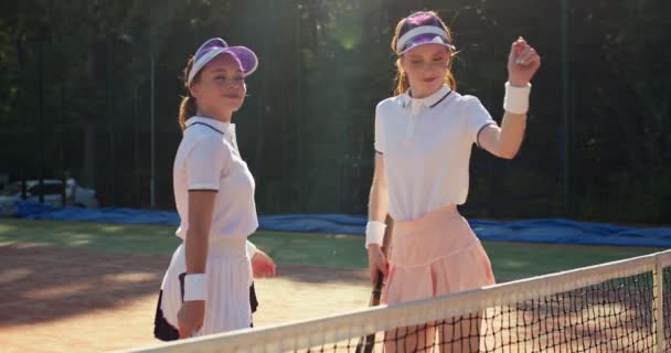 Привабливі Усміхнені Смішні Гарячі Тенісистки Танцюють Переможця Рухаються Стегна Насолоджуватися — стокове відео