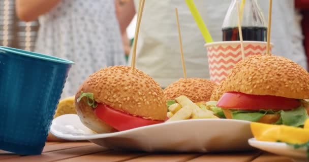 Hemlagad Burger Med Ost Tomat Sallad Pommes Frites Flaskor Coca — Stockvideo