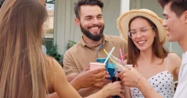 neşeli gençler yıldönümü, mezuniyet, toplantı, en iyi dilekler, konuşma, gülme, tebrik, iş arkadaşları, hafta sonunu birlikte geçiren iş arkadaşları, başarı yavaş çekim yaşam tarzı