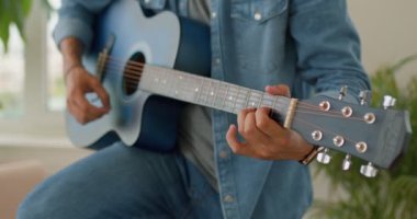 Gitar çalan erkek müzisyen, performansa, yaşam tarzına, hobiye hazır ol. Yavaş çekim kesme videosu boş zaman