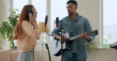 Kadın şarkıcı akustik gitar çalan sakallı yakışıklı bir adam söylüyor. Kayıt stüdyosunda şarkı söyleyen yetenekli duygusal kadın. Albüm kaydı. Yavaş çekim yaşam tarzı hobisi.