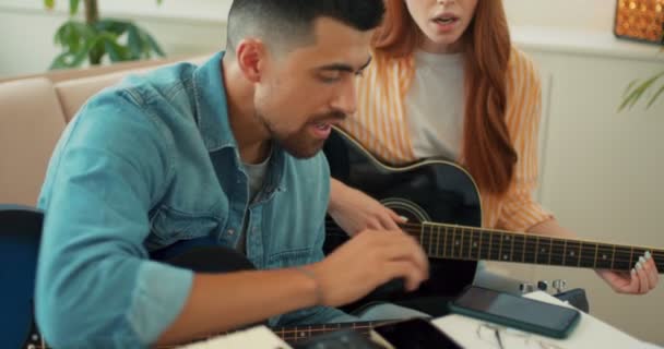 턱수염을 남자와 소녀는 스마트폰을 사용하고 만지고 기타를 연주하는 화면을 슬로우 — 비디오