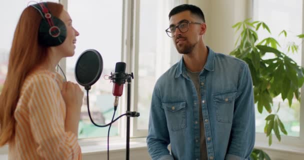 Gefühlvolles Liebespaar Familie Übt Singen Ingwergirl Mit Kopfhörer Und Ihr — Stockvideo