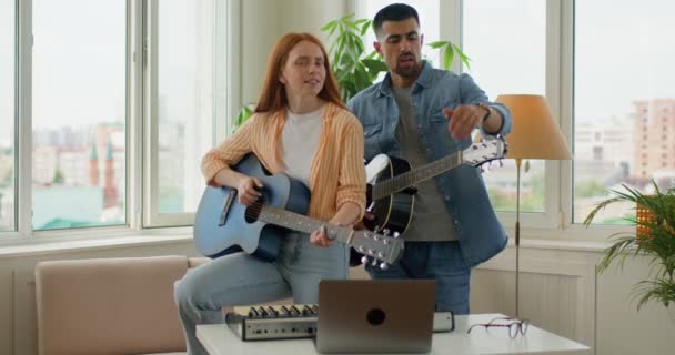 Jovens Banda Tocando Homem Guitarra Acústica Tem Problema Com Palma — Vídeo de Stock