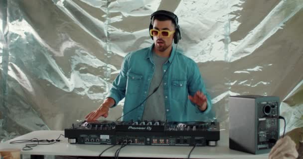 Teknisi Suara Memeriksa Kualitas Musik Bersenang Senang Melakukan Penyetaraan Lagu — Stok Video