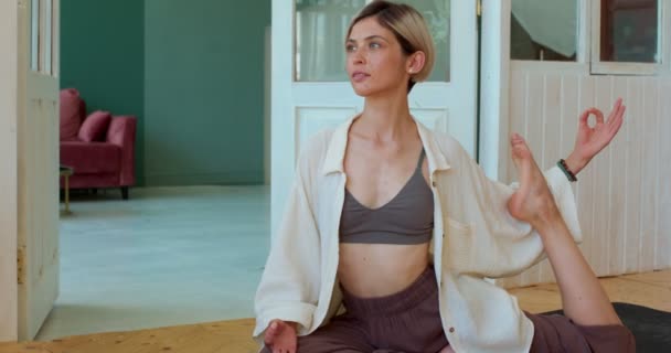 Side View Beautiful Blonde Woman Doing Yoga Yoga One Legged — Stock Video