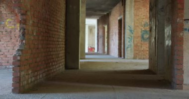 Kadın askerler sahte sanatsal savaşta yer alıyorlar. Ekipte şehir dövüş eğitimi. Binaya giren askerler. Terörle mücadele eğitimi. Yavaş hareket. Paintball.