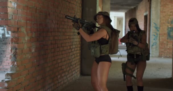 Дві Жінки Солдати Незвичайних Маскувальних Прапорах Тримають Гармати Прицілюють Захищають — стокове відео
