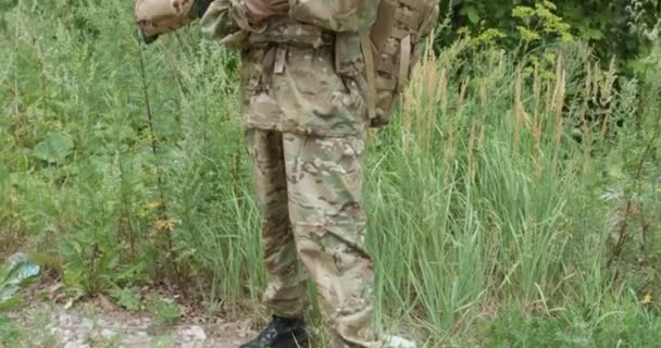 Női Mesterlövész Katona Álcázva Sisak Fejhallgató Célja Egy Optikai Látvány — Stock videók