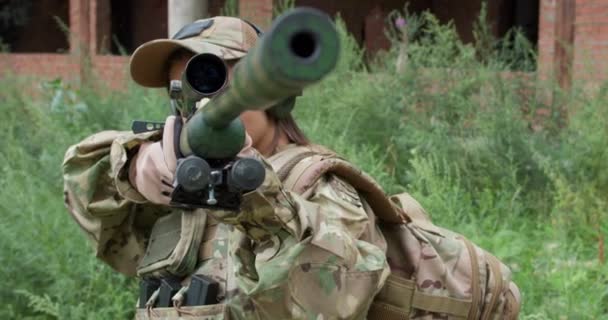 Valiente Mujer Fuerte Camuflaje Jugando Juego Guerra Mirando Oponente Disparar — Vídeo de stock