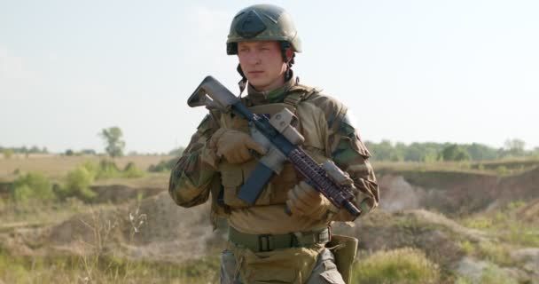 Портрет Военного Армейском Шлеме Стоящего Смотрящего Вокруг Замедленное Движение Человека — стоковое видео