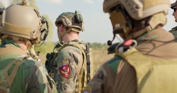 Jóvenes Discuten Detalles Operación Militar Comandante Órdenes Soldados Totalmente Equipados — Vídeos de Stock