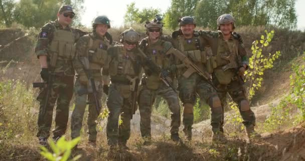 Voll Ausgerüstete Soldaten Tarnuniform Genießen Die Abgeschlossene Aktion Den Bergen — Stockvideo