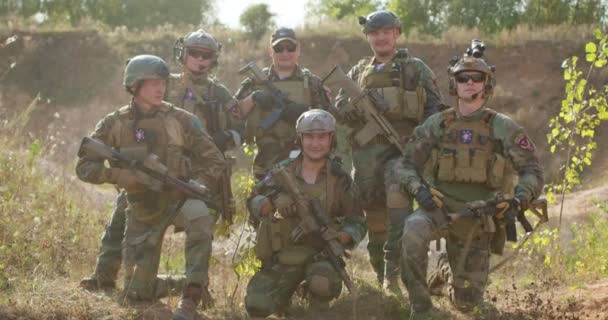Gelukkig Glimlachende Jonge Mannen Camouflage Uniform Heffen Hun Armen Schreeuwen — Stockvideo