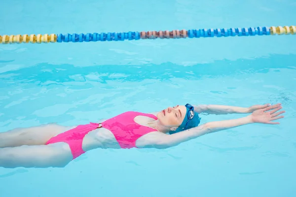 Una Forma Relajante Pacífica Ejercicio Aqua Aerobics Chica Jengibre Traje — Foto de Stock
