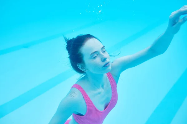 Jengibre Girlluxury Traje Baño Rosa Disfrutando Nadar Bajo Agua Placer — Foto de Stock