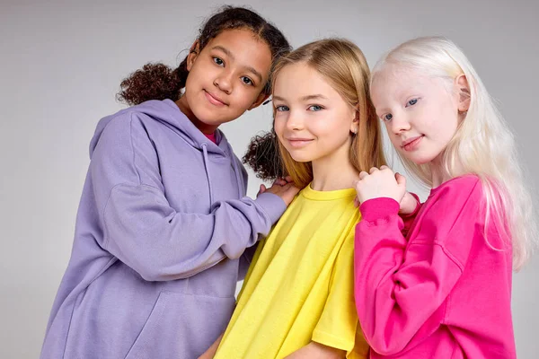 Молоді Красиві Багатоетнічні Дівчата Мають Глибокі Теплі Відносини Між Собою — стокове фото
