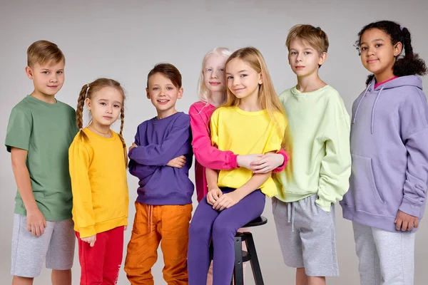Мультиэтнические Дети Повседневной Красочной Одежде Стоят Ряд Улыбаются Изолированный Белый — стоковое фото
