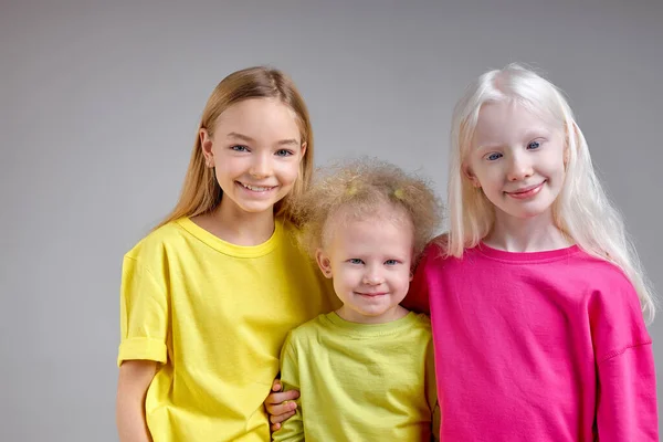 Diversos Miúdos Felizes Isolados Fundo Branco Crianças Sorridentes Felizes Olham — Fotografia de Stock