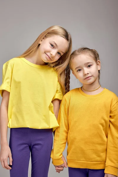 Moda Bambini Alla Moda Posa Fotocamera Isolato Sfondo Bianco Vicinanza — Foto Stock