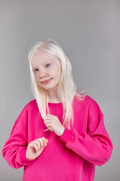 Sorridente Attraente Albino Bambino Guarda Fotocamera Isolato Sfondo Grigio Infanzia — Foto Stock
