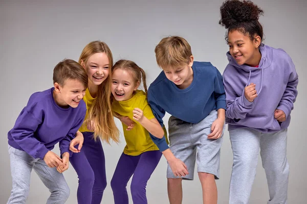 Смішні Божевільні Діти Танцюють Студії Божевілля Щастя — стокове фото