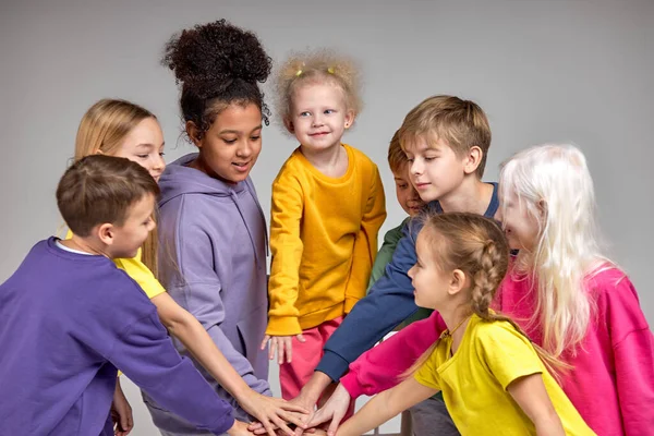可爱的孩子们携起手来 表现出他们的团结 友谊的亲密 团队精神 准备参加比赛 与白种人隔绝 — 图库照片