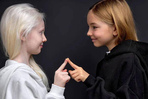 Duas Meninas Felizes Alegres Que Mostram Símbolos Com Mãos Usando — Fotografia de Stock