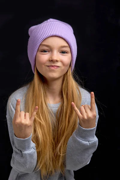 Portret Van Grappig Cool Tienermeisje Dat Rock Gesture Maakt Geïsoleerd — Stockfoto