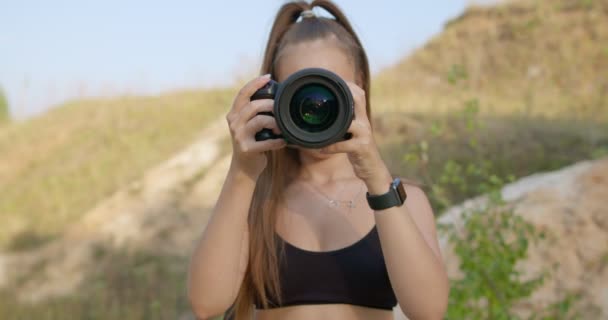 Jonge Vrouw Top Holding Camera Het Nemen Van Foto Kijken — Stockvideo