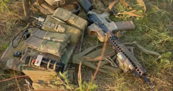 Közeli Lövés Hazug Camouflage Body Páncél Sisak Golyóálló Mellény Földön — Stock videók