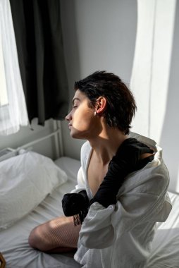 Seksi çılgın adam evde eğleniyor, kenar manzaralı