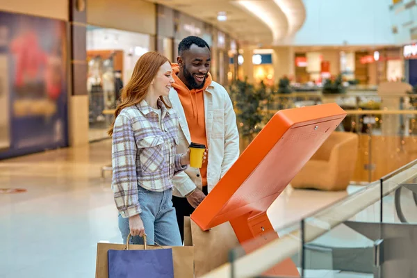 Familie Doen Winkelen Het Winkelcentrum Lachend Gelukkig Stel Draagt Shopper — Stockfoto