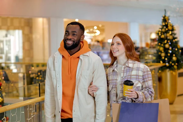 Heyecanlı Erkek Kadın Birlikte Alışverişe Gidiyor Bayram Geliyor Yeni Yıl — Stok fotoğraf