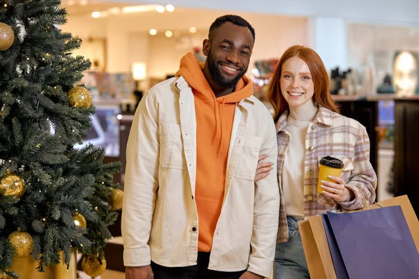 在购物中心里 一对快乐的 多样化的夫妇摆出一副拍照的架势 — 图库照片