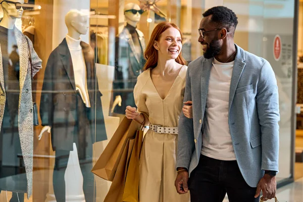 幸福的妻子和丈夫在购物中心度过周末 亲密的侧面照片 快乐的情侣在购物中心散步 心情好 恋人间的积极气氛 — 图库照片